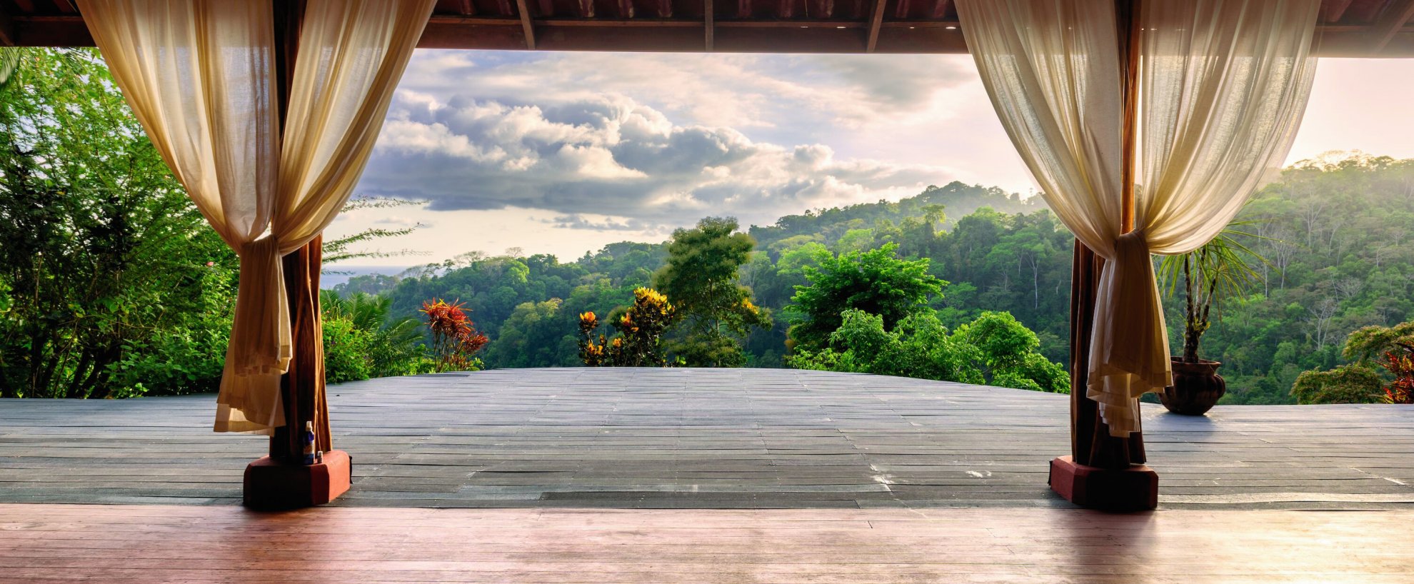 Costa Rica Luna Lodge Yoga Yogaraum Plattform Aussicht Ausblick Bewegung Umgebung Natur Pflanzen