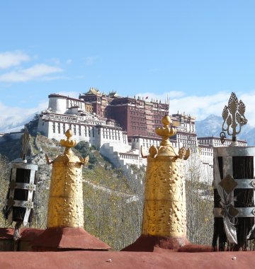 Der Potala Palast diente in der Vergangenheit u.a. als Regierungssitz, Kloster und Residenz mehrerer Dalai Lamas