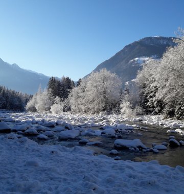 Yogalehrerin Kursleiterin Kristine Laß Yoga Urlaub Reisen Südtirol Italien Naturhotel Moosmair Weihnachten Berge Schnee Landschaft Fluss