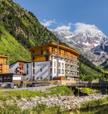 Yoga Urlaub Österreich Tirol Pitztal Hotel Vier Jahreszeiten Hotelanlage