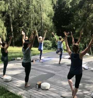 yoga urlaub reisen italien suedtirol hotel saalerwirt plattform pose