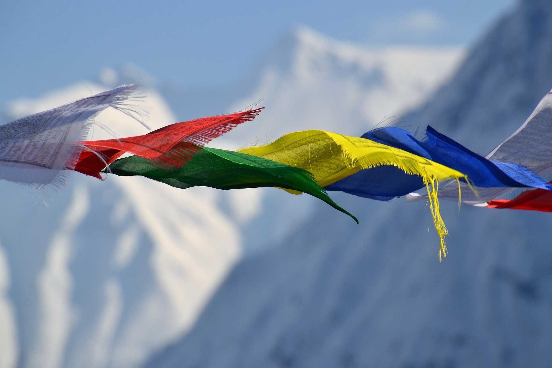 yoga-urlaub-nepal-fahnen-berge-schnee Bunte Fahnen vor schneebedeckten Bergen