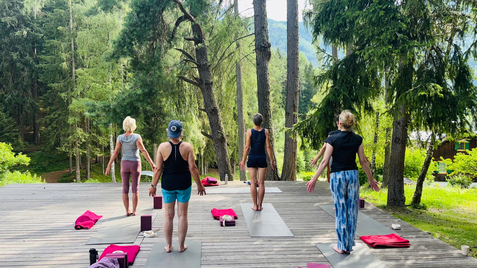 Yoga auf der Plattform