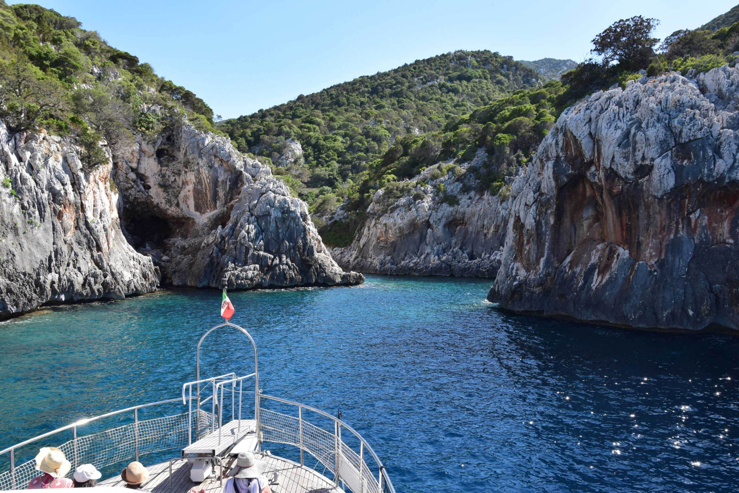 Boot zwischen Felsen