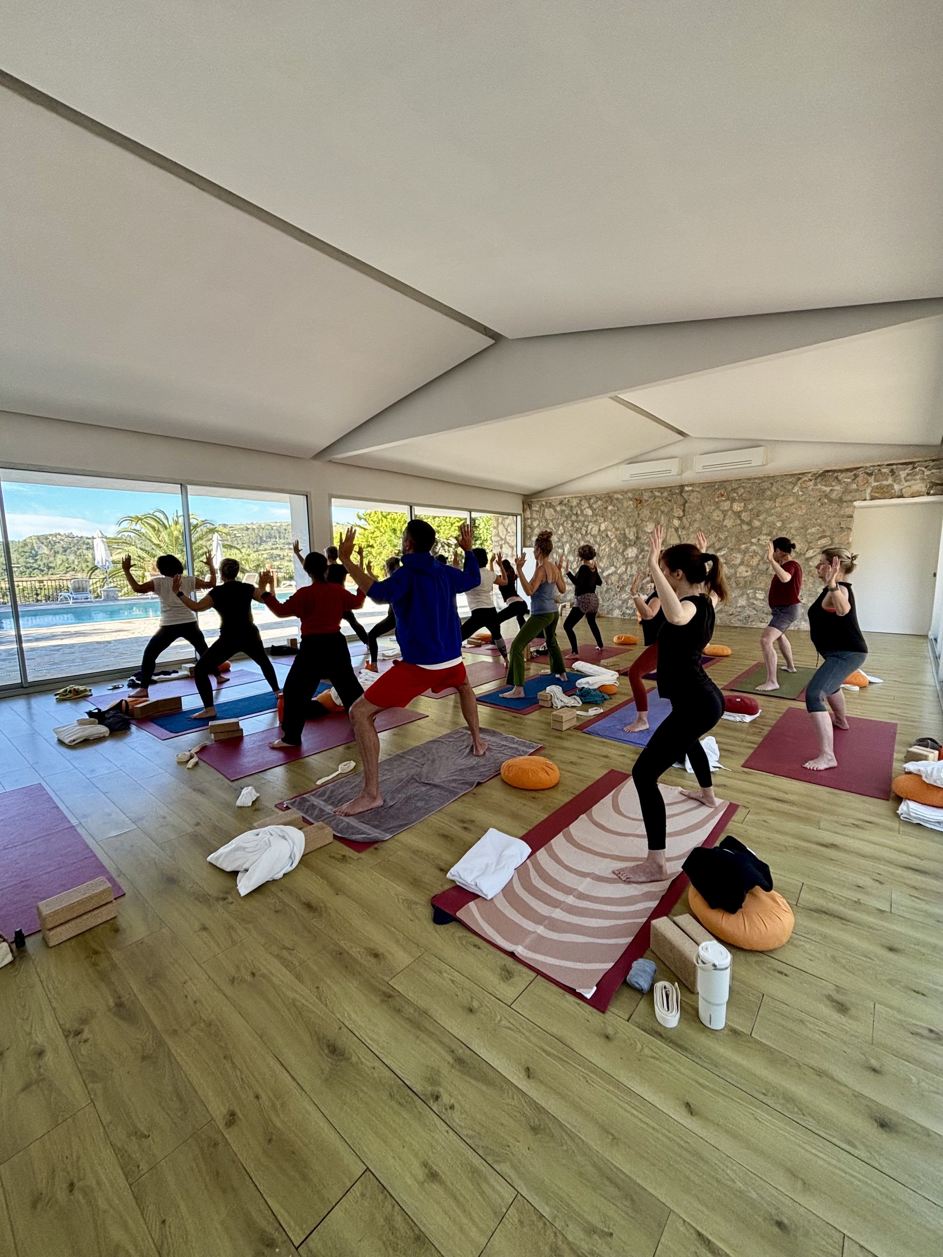 Eine Gruppe Personen, die Yoga üben