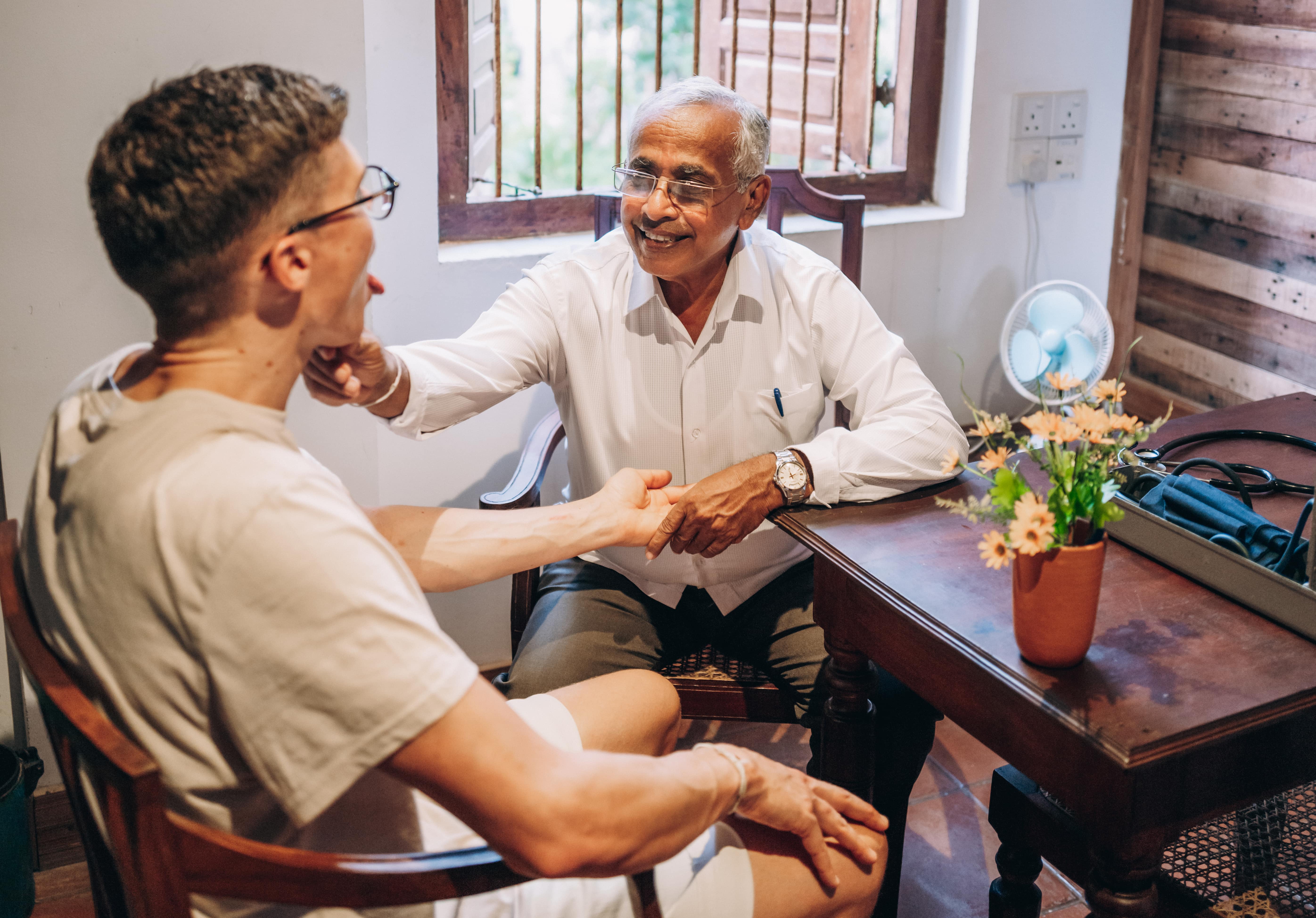 Untersuchung beim Ayurveda Arzt
