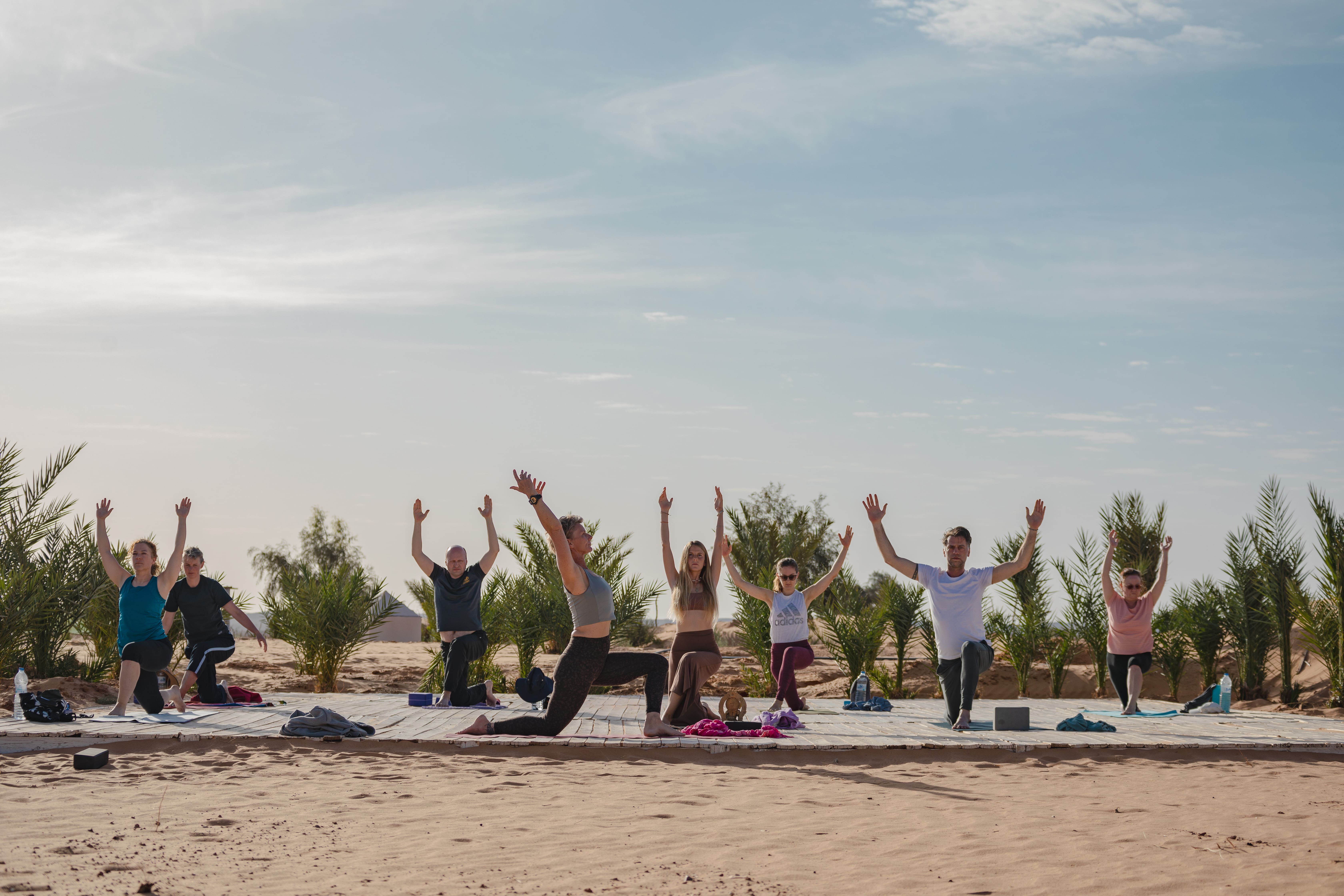 Yogaplattform in der Wüste mit Yogis