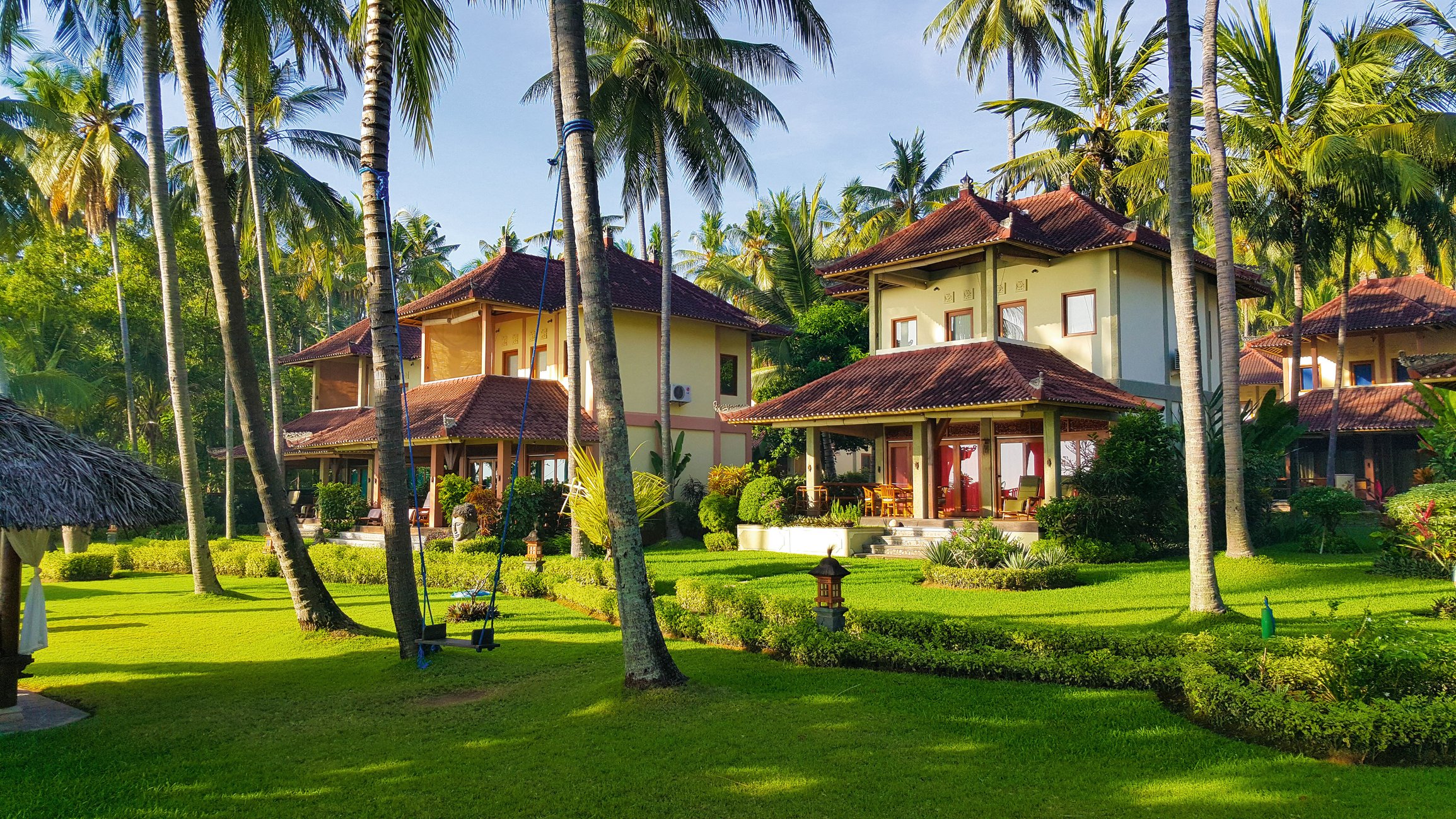 wellness-yoga-ayurveda-reisen-urlaub-indonesien-bali-holiway-garden-resort-and-spa-anlage-garten Die idyllische Anlage verfügt über individuell gestaltete, liebevoll und einfach eingerichtete Bungalows