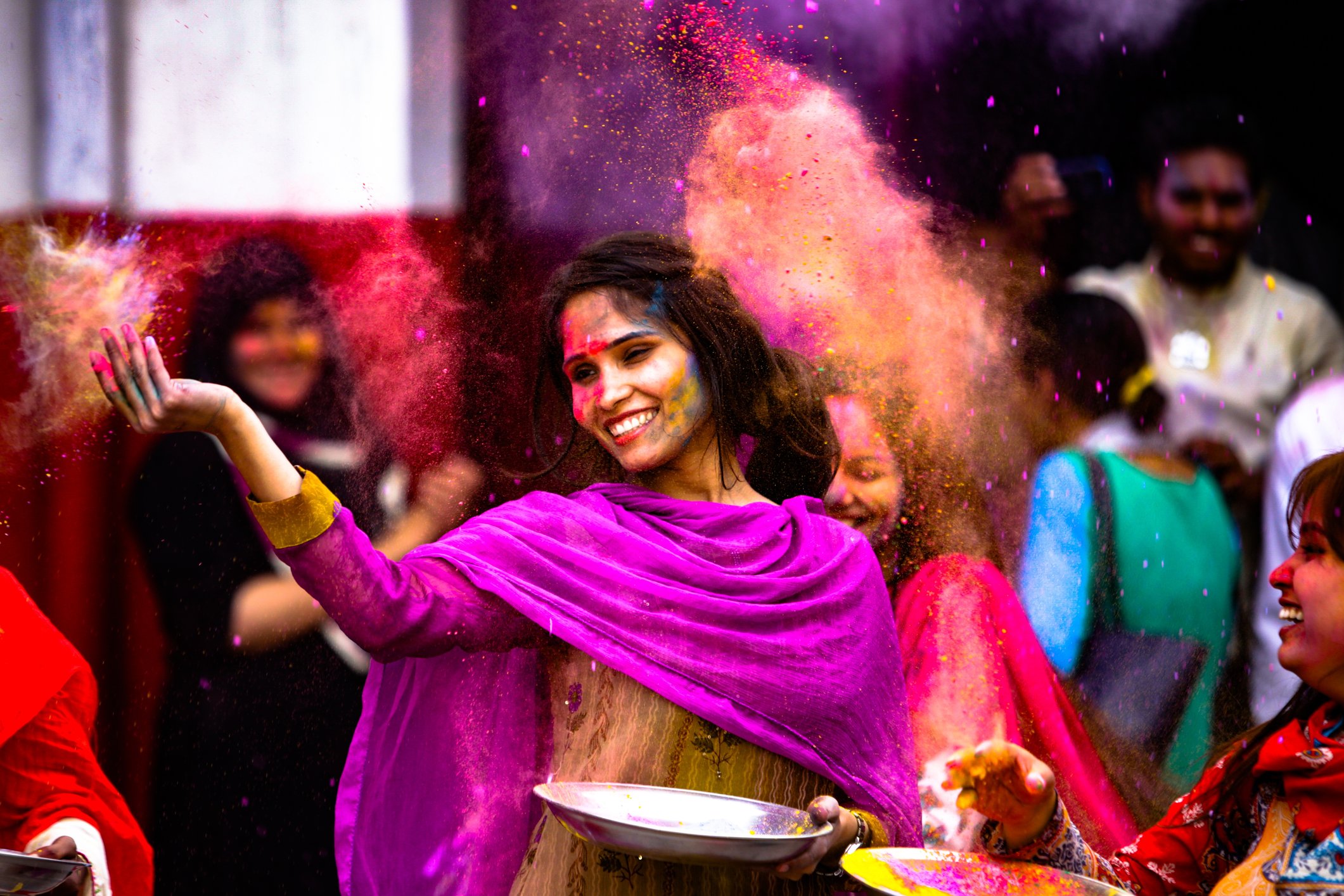 indien-reisen-feste-holi-farben-holifest-festival-frau Frohes Holi Fest mit bunter Farbenpracht