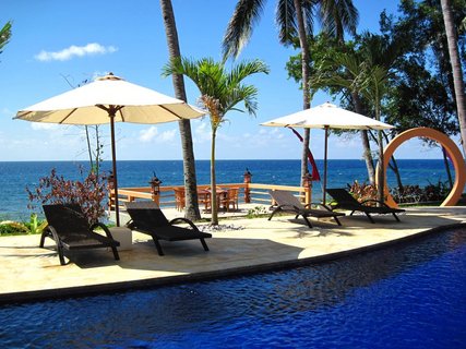Gönnen Sie sich eine Auszeit am Pool mit Blick auf das Meer im Holiway Garden 