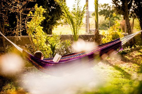 Entspannen Sie in einer der gemütlichen Hängematten im der weiten Gartenanlage