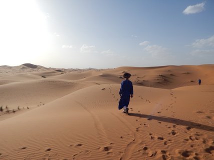 Genießen Sie den Ausblick über die Weite der Wüstenlandschaft