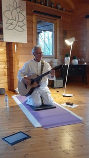 Yogalehrer Werner Haas mit seiner Gitarre