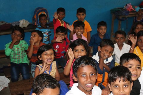 Die Kinder strahlen in der Schule um die Wette - lernen Sie sie kennen