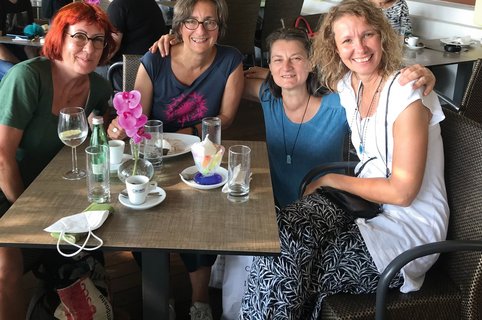 Strahlende Gesichter der Gruppe beim gemeinsamen Ausflug