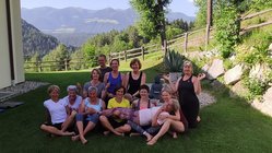 yoga-urlaub-italien-suedtirol-hotel-saalerwirt-gruppe Die glückliche Yogagruppe strahlt