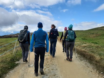 Personen auf einer Wanderung
