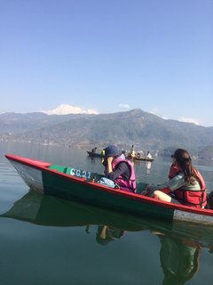 Auch von der Wasserseite aus lohnt sich ein Blick auf die Berge von Nepal 