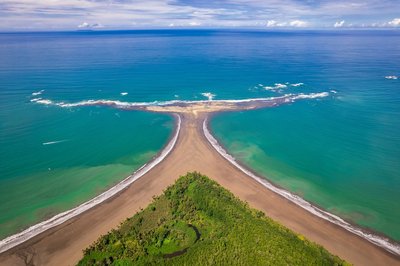 Die Bahia Ballena in Form von einem Walschwanz