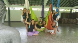 yoga-reisen-sri-lanka-talalla-retreat-aerial-yoga-tuecher-gruppe Mit viel Spaß und Freude beim Aerial-Yoga auf Sri Lanka