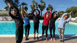 yoga-urlaub-italien-sizilien-hotel-kalura-gruppe Strahlende Gesichter beim Yoga üben