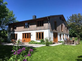 Im Garten nach dem Yoga entspannen