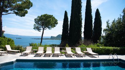 Zur Ruhe kommen am Pool der Villa Schindler