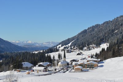 Traumhafte Ausblicke auf die verschneite Winterlandschaft um das Bio-Berghotel Ifenblick