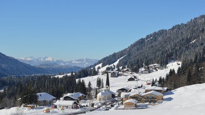 Traumhafte Ausblicke auf die verschneite Winterlandschaft um das Bio-Berghotel Ifenblick