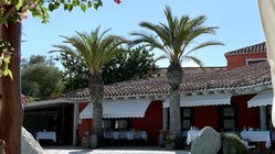 yoga-urlaub-italien-sardinien-hotel-galanias-pool Eintauchen in den Pool nach einer intensiven Yogastunde