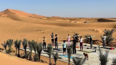 Gemeinsam Yoga üben in der Wüste