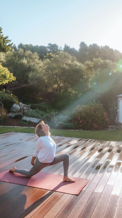 Eine Yoga-Einheit bei strahlendem Sonnenschein Eine Yoga-Einheit bei strahlendem Sonnenschein