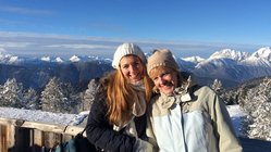 Ritzlerhof Anke und Nina vor den Bergen