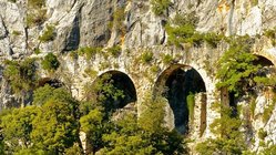 yoga-reisen-spanien-mallorca-ausflug-alpine-mallorca Ein Stück Trocksteinmauer auf der Wanderung auf Mallorca