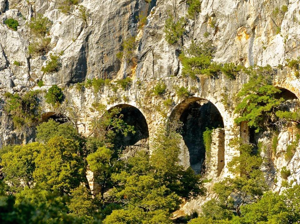 yoga-reisen-spanien-mallorca-ausflug-alpine-mallorca Ein Stück Trocksteinmauer auf der Wanderung auf Mallorca