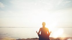 yoga-reisen-urlaub-meditation-frau-meer-sukhasana-schneidersitz-lotussitz Während einer Meditation am Meer ganz bei sich ankommen.