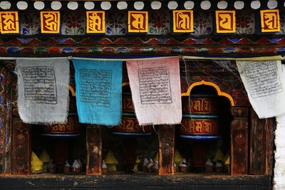 Die tibetischen Gebetsfahnen sind oft mit Gebetstexten und Symbolen bedruckt