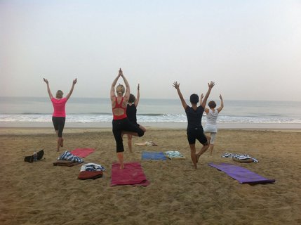 Yoga mit Blick über das Meer und dem weichen, warmen Sand unter den Füßen in Kerala