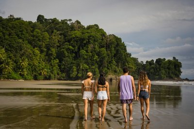 Schlendern Sie entlang des Sandstrandes