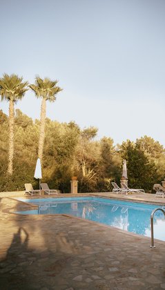 Pool mit Palmen und Liegestühlen