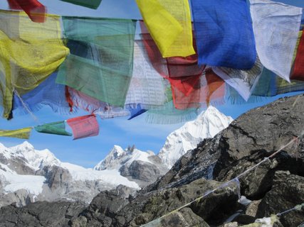 Buddhistische Gebetsfahnen in den Bergen Nepals