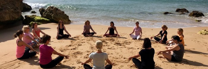 Genießen Sie wohltuende Yoga-Einheiten am schönen Sandstrand der Algarve!