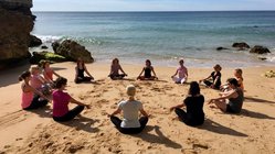 yoga-reisen-portugal-algarve-suites-alba-yoga-gruppe-jorinde-messlinger Genießen Sie wohltuende Yoga-Einheiten am schönen Sandstrand der Algarve!