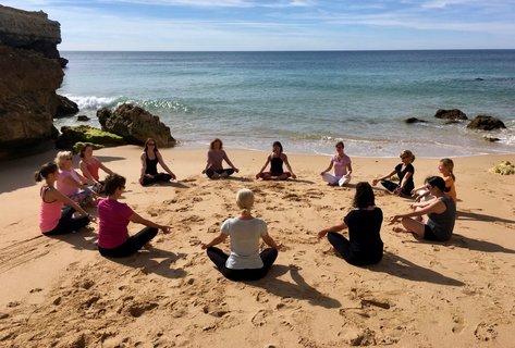 Genießen Sie wohltuende Yoga-Einheiten am schönen Sandstrand der Algarve!