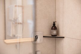 Die stilvol ausgestatteten Badezimmer