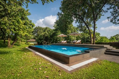 Der Pool - eingebettet in den großzügigen Garten