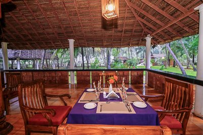 Mit Blick in den Garten und auf das Meer essen