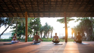 Die offen gestaltete Yogahalle des Talalla bietet genügend Platz und einen unvergleichlichen Blick direkt auf den Strand
