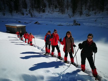 Die Yogagruppe in Tirol hat Spaß im Schnee bei ihrer Schnee-Wanderung