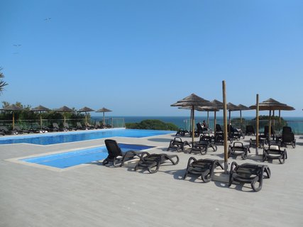 Vom Pool des Suites Alba Resort & Spa können Sie auf den Atlantik blicken 